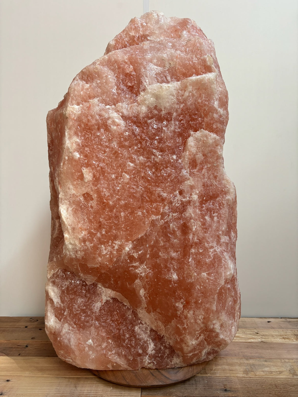 Himalaya XL zoutlamp licht 100–120 kg op houten voet met natuurlijke oranje kleur