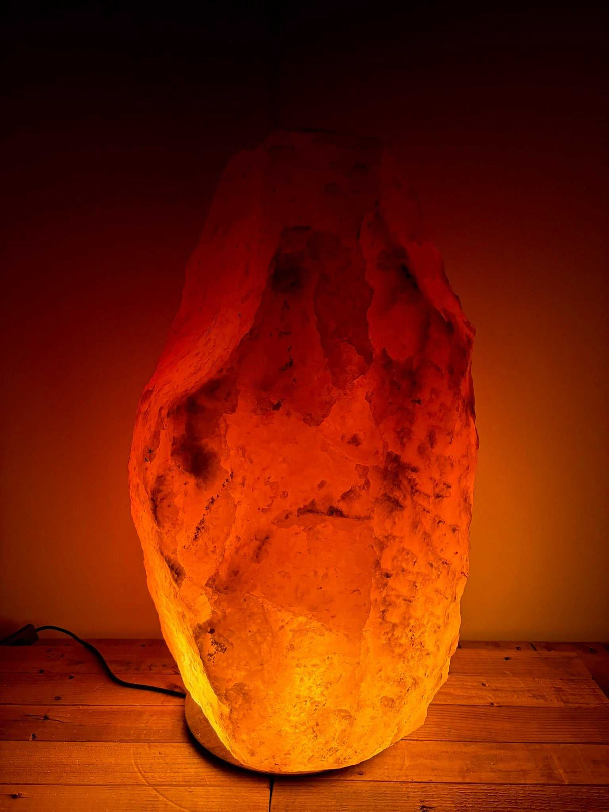 Himalaya XL zoutlamp roze 80-90 kg met warme amberkleurige gloed en robuuste houten voet