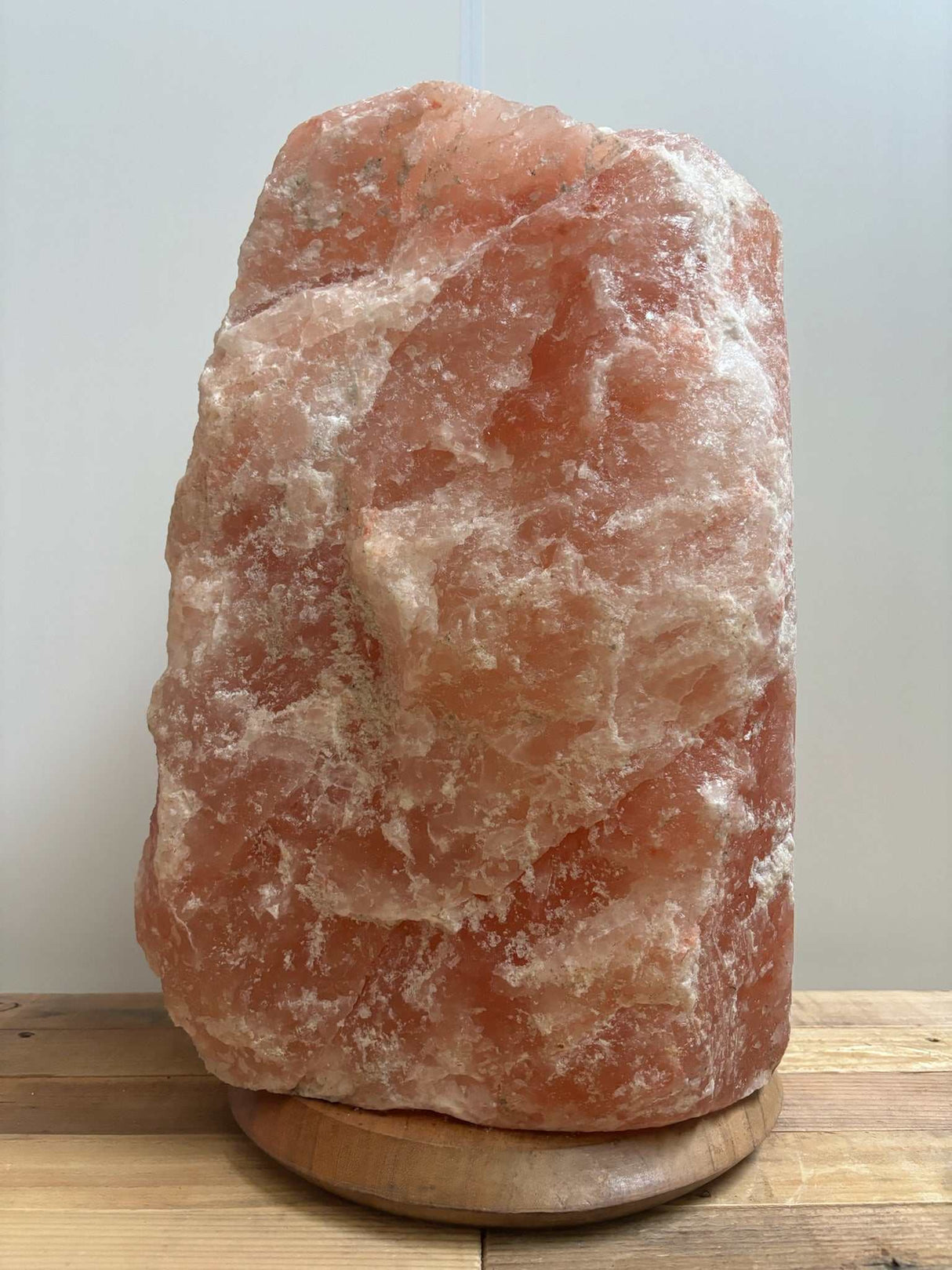 Himalaya zoutlamp roze 45-50 kg met houten voet en warme gloed voor rustgevende sfeer