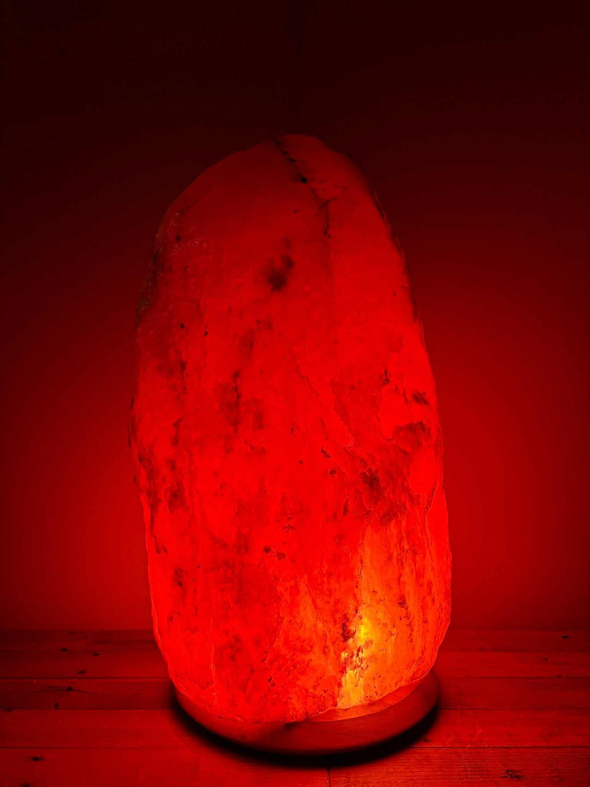 Zeer grote roze Himalaya zoutlamp van 60–70 kg op houten voet met warme gloed en snoer.
