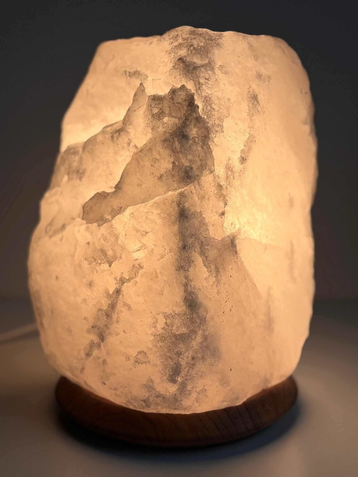 Witte Himalaya zoutlamp van 12-15 kg met houten voet, inclusief kabel en lampje, voor sfeervolle verlichting in grote ruimtes