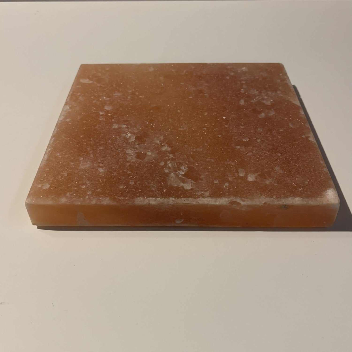 Vierkante Himalaya zoutsteen tegel 20x20x2,5 cm met natuurlijke roze en oranje tinten uit Pakistan