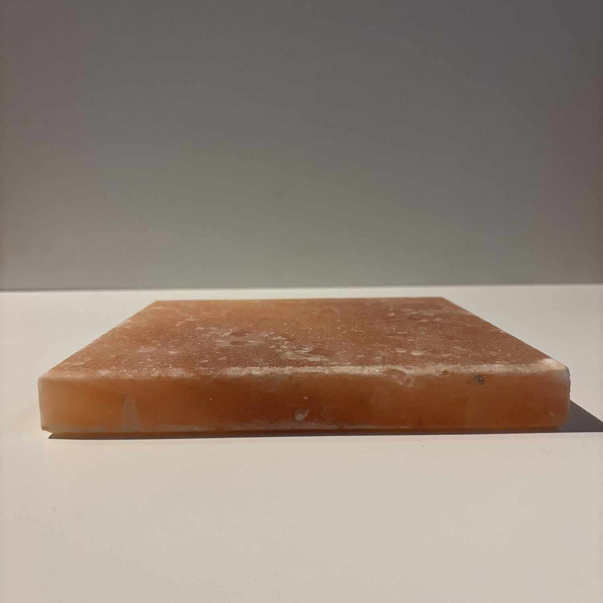 Vierkante Himalaya zoutsteen tegel 20x20x2,5 cm met unieke natuurlijke kleuren en texturen uit Pakistan