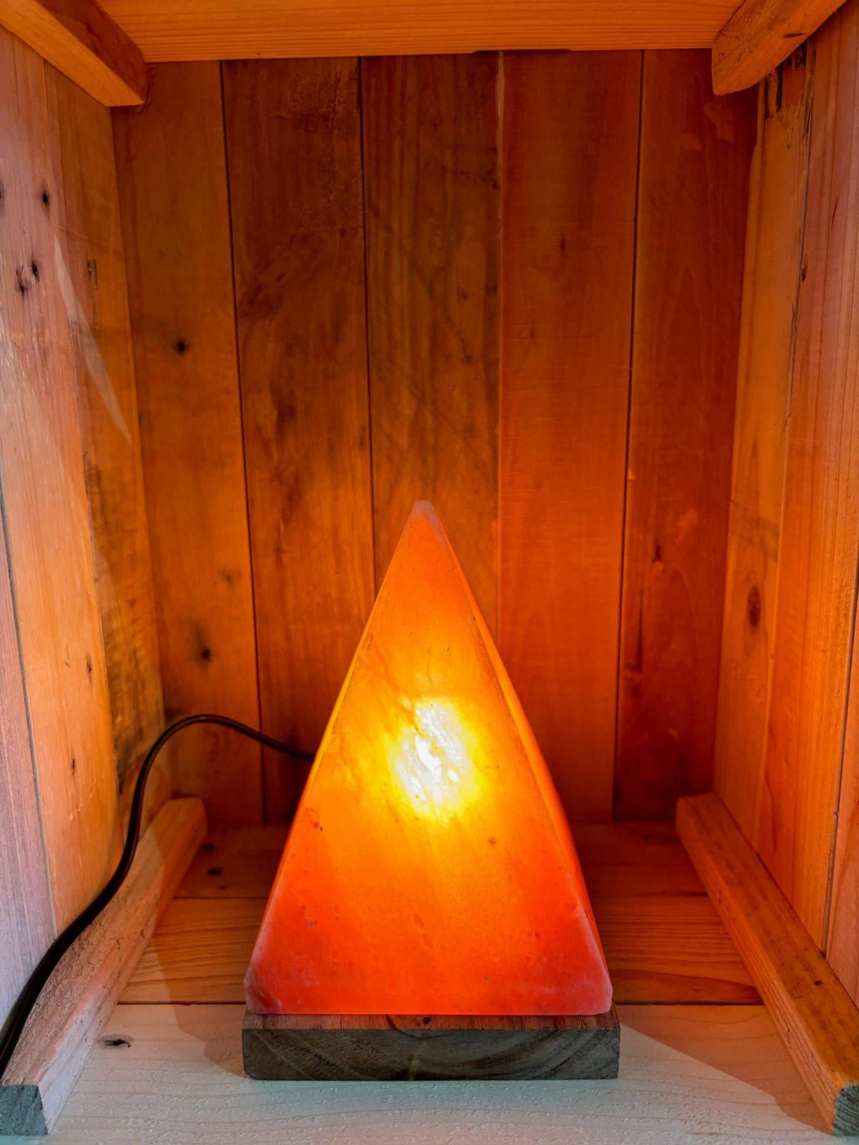 Handgemaakte houten kist van gerecycled hout, duurzaam en uniek voor geschenkverpakking en woondecoratie