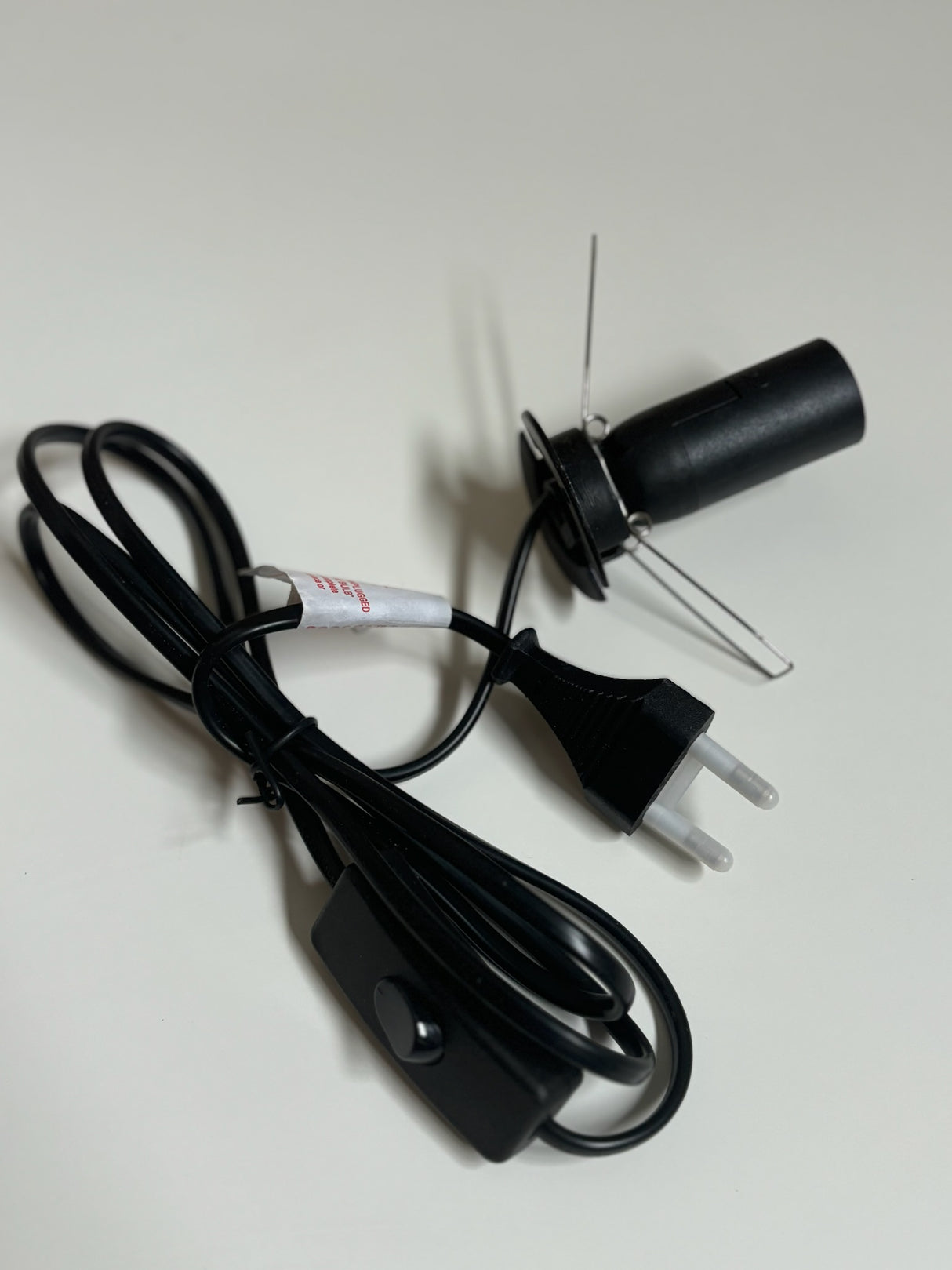 Zwarte stroomkabel met E14 fitting en aan/uit-schakelaar, ideaal voor het aansluiten van Himalaya zoutlampen en kleine armaturen.