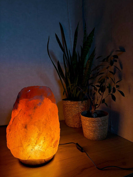 Handgemaakte Himalaya zoutsteen lamp met warme, sfeervolle gloed voor interieurdecoratie en wellness