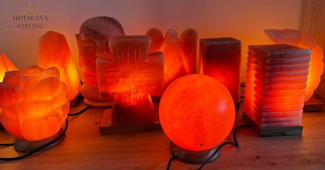 Himalaya zoutlamp werking: warm oranje sfeerlicht van een roze zoutsteen lamp