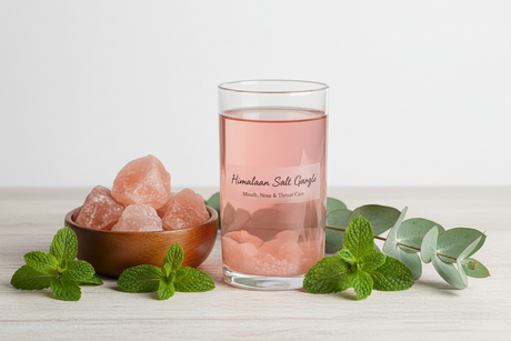 Gorgelen met Himalayazout voor mond, keel en luchtwegen verzorging met natuurlijke zoutwateroplossing