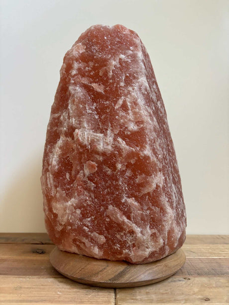 Rode Himalaya zoutlampen met warme oranje gloed en houten voet, 10-45 kg