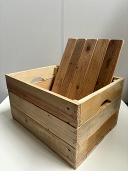 Collectie accessoires voor Himalaya zoutlampen inclusief houten kisten, pallets, vervangingslampjes en E14-fitting kabels.