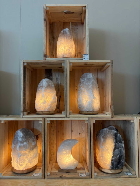 Grijze Himalaya zoutlamp met uniek handgemaakt design, geschikt voor moderne en industriële interieurs, variërend van 3 tot 50 kg.