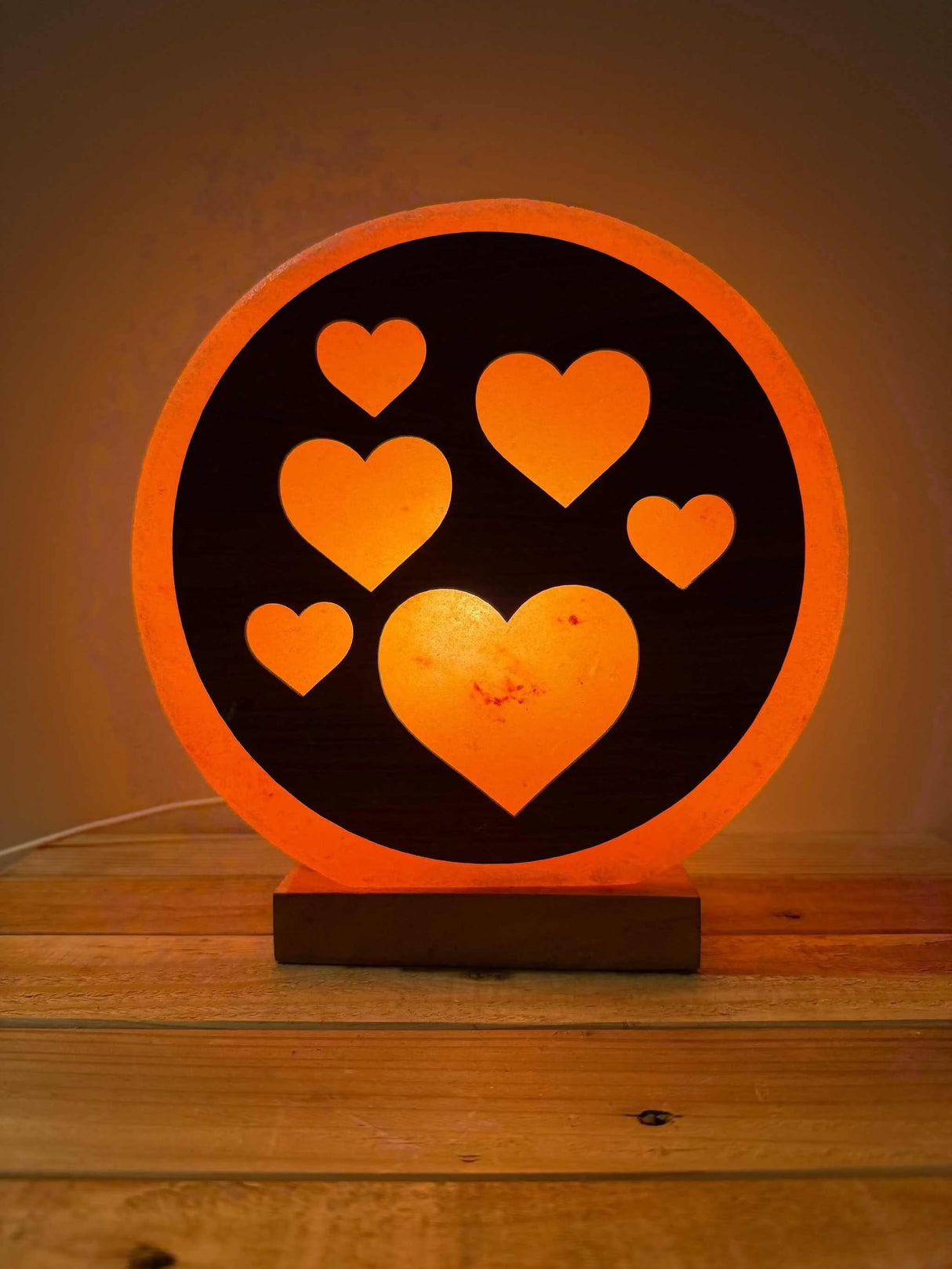 Himalaya zoutlamp hart 3D van puur zout met warm licht en houten voet