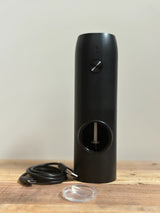 Stijlvolle elektrische zoutmolen geschikt voor dagelijks gebruik, met USB-oplaadfunctie en traploos instelbare maalgraad – perfect voor Himalayazout en een smaakvolle presentatie aan tafel.