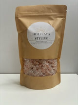 Zak van 1 kg Himalaya badzout met roze kristallen (korrelgrootte 2–5 mm). Natuurlijk en mineraalrijk zout uit Pakistan, verpakt in een milieuvriendelijke, hersluitbare kartonnen zak. Geschikt voor baden, scrubs en voetenbaden ter ondersteuning van ontspanning, huidverzorging en spierherstel.