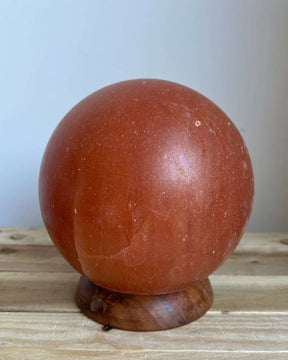Handgemaakte Himalaya Zoutlamp bol met warme gloed, houten voet en snoer