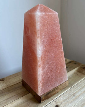 Himalaya Zoutlamp Obelisk met warme gloed en houten voet inclusief snoer en reservelampje