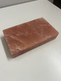 Rechthoekige Himalaya zoutsteen kookplaat van 25 x 15 x 5 cm, ongeveer 4,5 kg. Roze natuursteen geschikt voor grillen, bakken en serveren van vlees, vis, groenten of desserts. Te gebruiken op BBQ, in oven of op gasfornuis (niet op inductie). Hittebestendig tot 600°C.