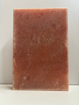 Extra grote Himalaya zoutsteen kookplaat van 38 x 25 x 5 cm, met een gewicht van circa 11 kg. Geschikt voor gebruik op BBQ, in de oven of op een gasfornuis. Ideaal voor het bereiden én serveren van vlees, vis, groenten of desserts. Natuurlijke steen met roze tinten en robuust uiterlijk, hittebestendig tot 600°C.