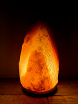 Himalaya zoutlamp 10-12kg op houten voet, sfeerlicht en luchtzuivering voor woonkamers.