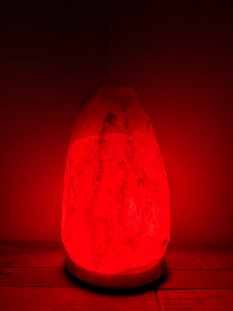 Himalaya zoutlamp 12-15kg, groot formaat met warme, natuurlijke gloed, op stevige houten voet.