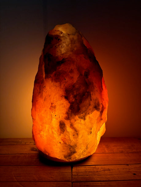 Himalaya zoutlamp 15-20kg, groot formaat tafellamp met warme, natuurlijke gloed, op stevige houten voet.