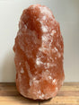 Himalaya zoutlamp 35-40kg, mega roze zoutsteenlamp op houten voet voor grote wellness, ontvangstruimte of hotel.