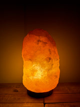 Himalaya zoutlamp 4-6kg – handgemaakte natuurlijke zoutlamp uit Pakistan met houten voet, sfeervol roze licht, ideaal voor woonkamer of slaapkamer, luchtzuiverende werking.