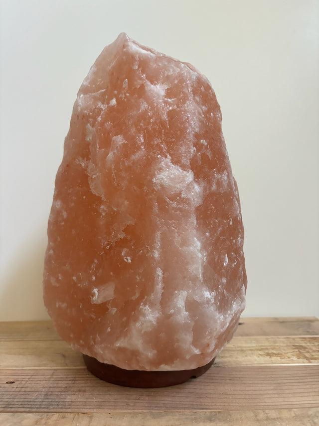 Grote Himalaya zoutlamp 6-8kg op houten voet – natuurlijke roze zoutkristal lamp, sfeervol en luchtzuiverend voor woonkamer of yogastudio.