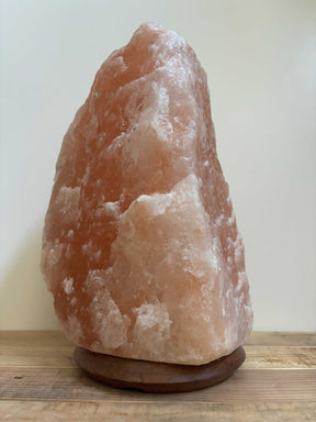 Himalaya zoutlamp roze 8-10 kg met houten voet en amberkleurige gloed, inclusief kabel en reservelampje