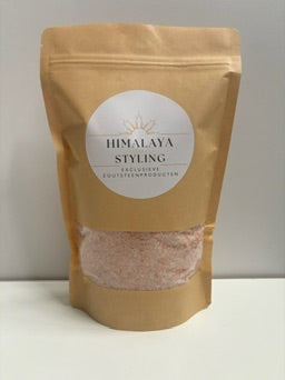 1 kg fijn roze Himalayazout (korrelgrootte 1–2 mm) in milieuvriendelijke, hersluitbare kartonnen verpakking. Natuurlijk zout uit het Himalayagebergte in Pakistan, rijk aan meer dan 80 mineralen. Geschikt voor consumptie en ideaal voor koken, marinades en tafelgebruik.