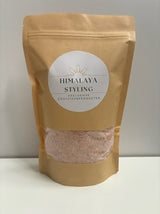 1 kg fijn roze Himalayazout (korrelgrootte 1–2 mm) in milieuvriendelijke, hersluitbare kartonnen verpakking. Natuurlijk zout uit het Himalayagebergte in Pakistan, rijk aan meer dan 80 mineralen. Geschikt voor consumptie en ideaal voor koken, marinades en tafelgebruik.
