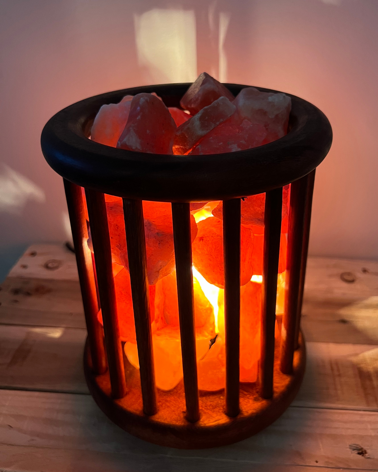 Ronde houten mand met zoutsteenbrokken, inclusief lamp en schakelaar voor warme, rustgevende sfeerverlichting