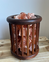 Ronde houten mand met zoutsteenbrokken, inclusief lamp en schakelaar voor warme, rustgevende sfeerverlichting