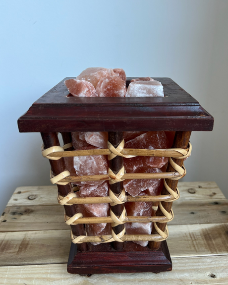 Trapeze mand van riet en hout gevuld met zoutsteenbrokken, inclusief lamp en kabel voor warme, sfeervolle verlichting.