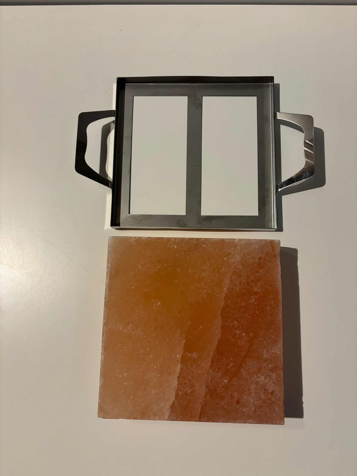 Vierkante Himalaya zoutsteen kook- en serveerplaat met RVS frame, geschikt voor grillen en bakken