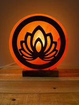 Himalaya zoutlamp in 3D bloemvorm met warme gloed en houten voet, inclusief kabel en reserve lampje