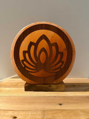 Handgemaakte Himalaya zoutlamp in bloemvorm met warme gloed en houten voet, inclusief kabel en reservelampje.