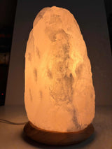 Himalaya zoutlamp wit 10-12 kg met houten voet, snoer en warm licht