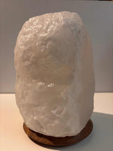 Witte Himalaya zoutlamp 12-15 kg met houten voet en warm licht, inclusief snoer en lampje