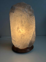 Handgemaakte grijze Himalaya zoutlamp 12-15 kg met houten voet en warm licht voor rustgevende sfeer