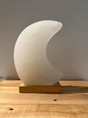 Himalaya zoutlamp in maanvorm in roze, grijs of wit met zachte, rustgevende gloed en houten voet