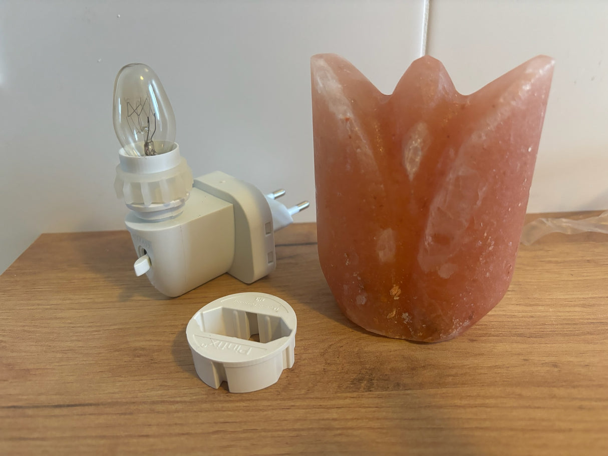 Compact Himalaya zoutlamp-nachtlampje met warm licht en pinfix stekker, ideaal voor een kalme, gezonde nachtrust