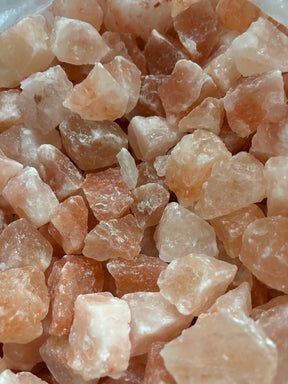 Ruwe Himalaya zoutsteenbrokken 2-5 cm in jute zak natuurlijke decoratie en luchtzuivering