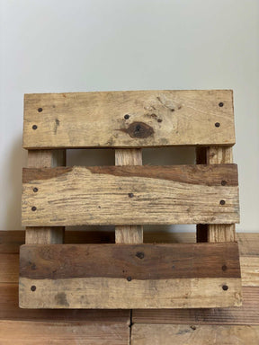 Handgemaakte houten pallet van massief Sheeshamhout als natuurlijke basis voor zoutlampen en woondecoratie