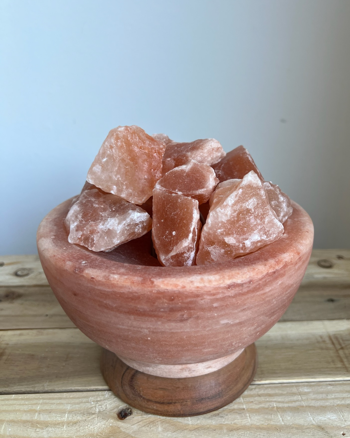 Ronde schaal met Himalaya zoutsteenbrokken, inclusief lamp en schakelaar voor warme, rustgevende sfeerverlichting