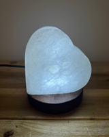 Compacte USB Himalaya zoutlamp in witte hart vorm, ideaal voor bureau of onderweg