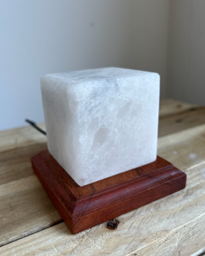 Witte Himalaya USB zoutlamp vierkant met warm LED-licht voor rust en focus