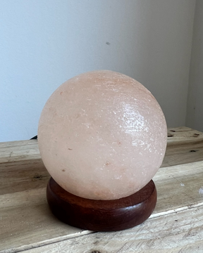 Himalaya USB zoutlamp bol met automatische kleurverandering en draagbaar formaat voor rustgevende sfeer