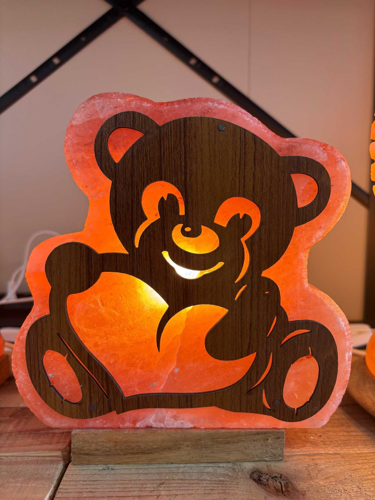 Handgemaakte Himalaya zoutlamp in 3D beer vorm met warme gloed en houten voet