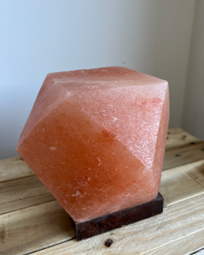 Handgemaakte Himalaya zoutlamp diamantvorm met warme gloed, houten voet en kabel